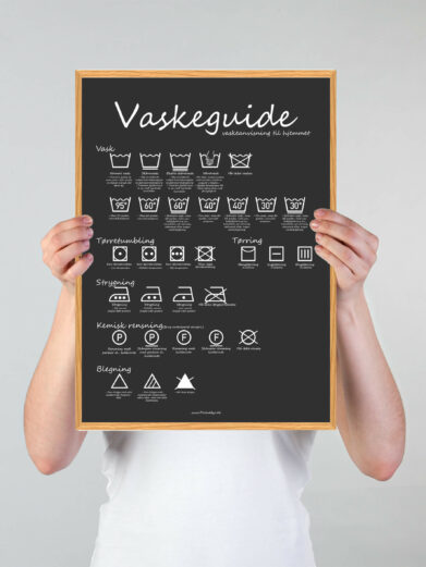 Vaskeguide plakat med hvid, kursiv skrift på sort baggrund
