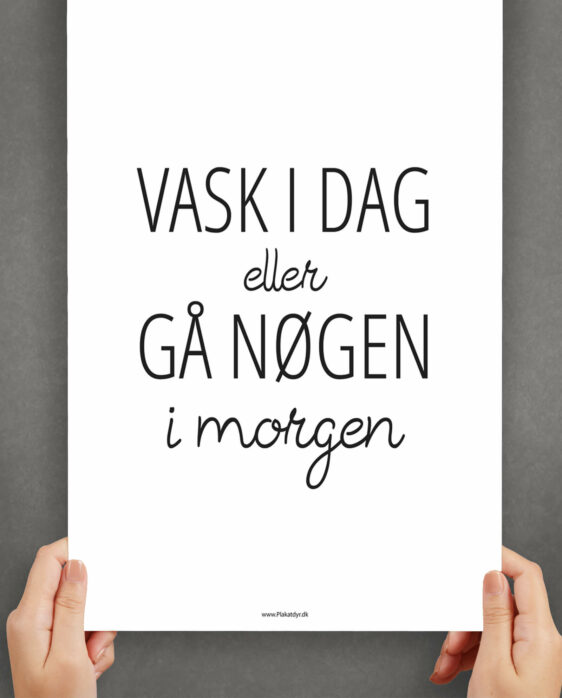 Vaskeplakat med teksten "Vask i dag eller gå nøgen i morgen" med sort skrift