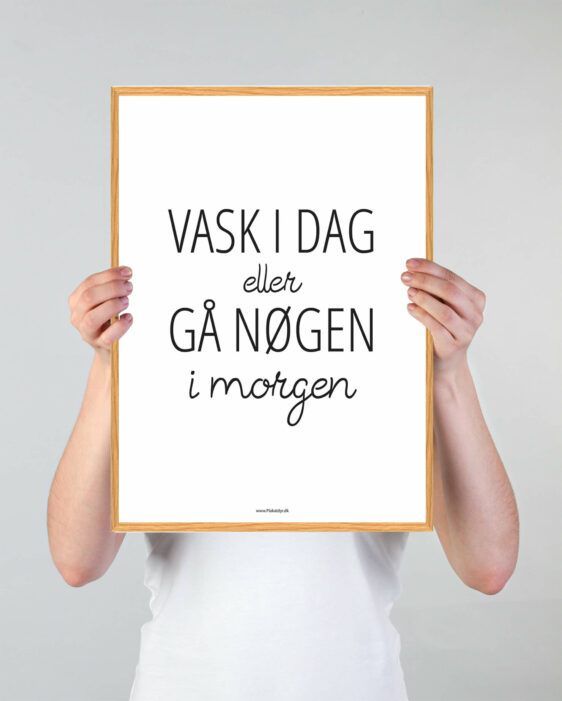 Vaskeplakat med teksten "Vask i dag eller gå nøgen i morgen" med sort skrift og egeramme