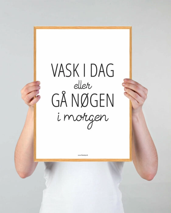 Vaskeplakat med teksten "Vask i dag eller gå nøgen i morgen" med sort skrift og egeramme