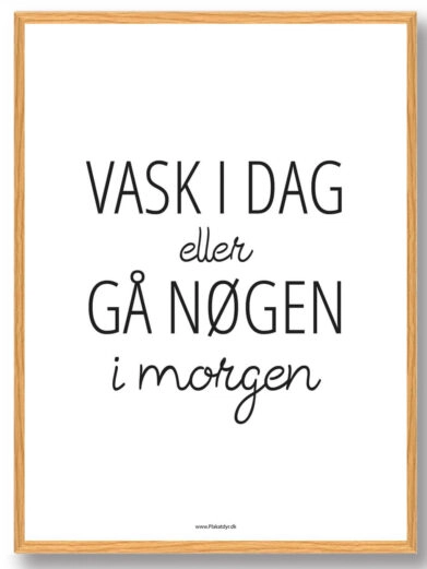 Vaskeplakat med teksten "Vask i dag eller gå nøgen i morgen" med sort skrift og egeramme