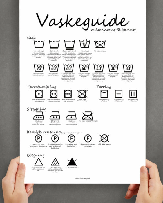 Vaskeguide plakat med hvid baggrund og sort, kursiv skrift