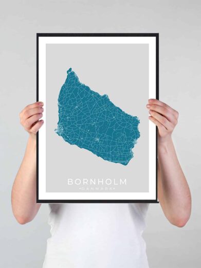 Bornholm bykort i stilrent plakat design. Denne Bornholm byplakat er med blå baggrund og viser Bornholm kortet fra sin smukkeste side