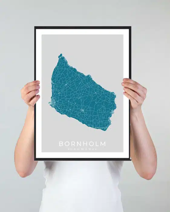 Bornholm bykort i stilrent plakat design. Denne Bornholm byplakat er med blå baggrund og viser Bornholm kortet fra sin smukkeste side