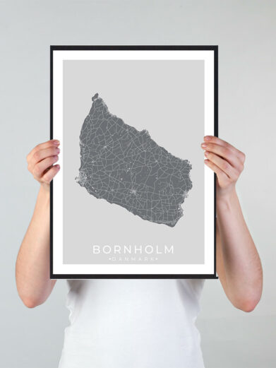 Bornholm bykort i stilrent plakat design. Denne Bornholm byplakat er med grå baggrund og viser Bornholm kortet fra sin smukkeste side