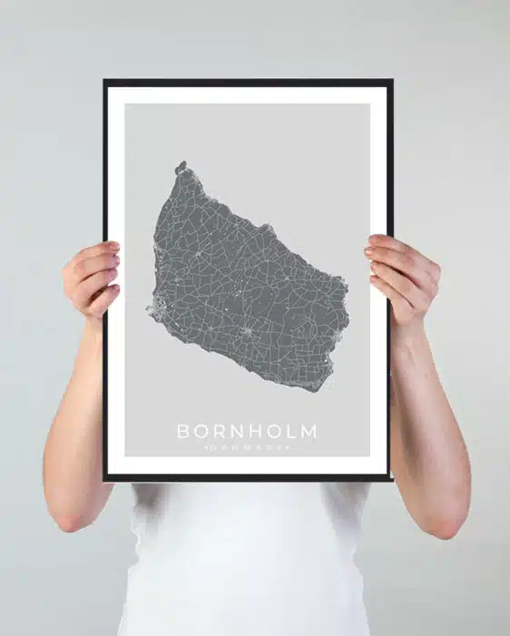 Bornholm bykort i stilrent plakat design. Denne Bornholm byplakat er med grå baggrund og viser Bornholm kortet fra sin smukkeste side