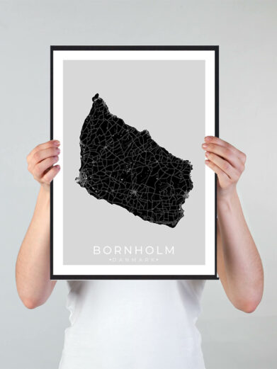 Bornholm bykort i stilrent plakat design. Denne Bornholm byplakat er med sort baggrund og viser Bornholm kortet fra sin smukkeste side