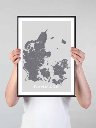 Danmark bykort i stilrent plakat design. Denne Danmark byplakat er med grå baggrund og viser Danmark kortet fra sin smukkeste side