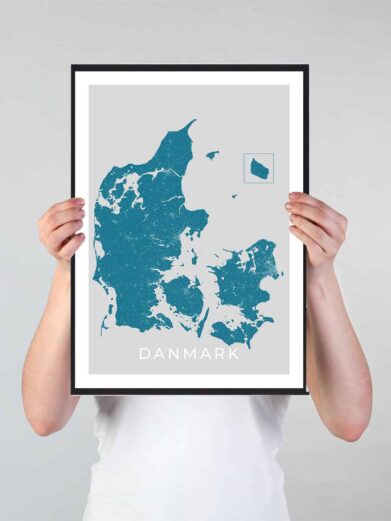 Danmark bykort i stilrent plakat design. Denne Danmark byplakat er med blå baggrund og viser Danmark kortet fra sin smukkeste side