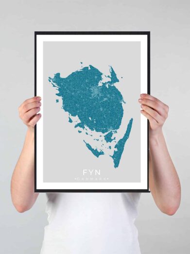 Fyn bykort i stilrent plakat design. Denne Fyn byplakat er med blå baggrund og viser Fyn kortet fra sin smukkeste side