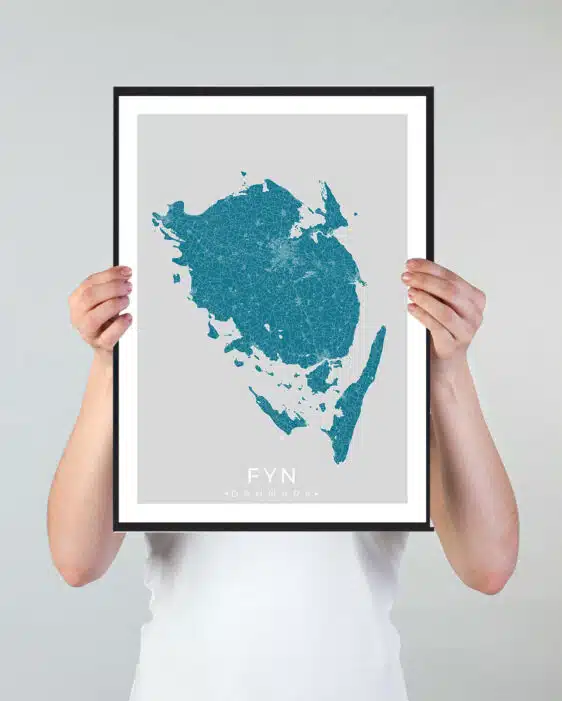 Fyn bykort i stilrent plakat design. Denne Fyn byplakat er med blå baggrund og viser Fyn kortet fra sin smukkeste side