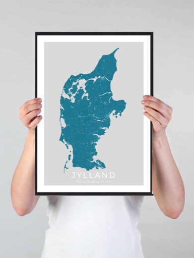 Jylland bykort i stilrent plakat design. Denne Jylland byplakat er med blå baggrund og viser Jylland kortet fra sin smukkeste side