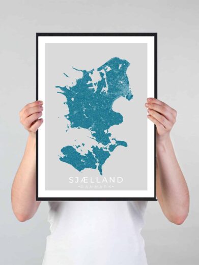 Sjælland bykort i stilrent plakat design. Denne Sjælland byplakat er med blå baggrund og viser Sjælland kortet fra sin smukkeste side