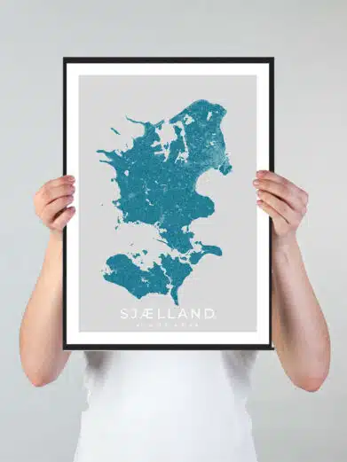 Sjælland bykort i stilrent plakat design. Denne Sjælland byplakat er med blå baggrund og viser Sjælland kortet fra sin smukkeste side