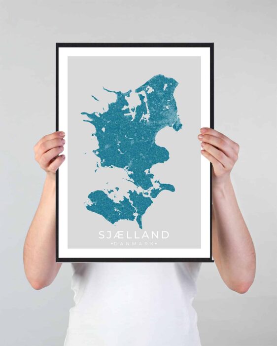 Sjælland bykort i stilrent plakat design. Denne Sjælland byplakat er med blå baggrund og viser Sjælland kortet fra sin smukkeste side