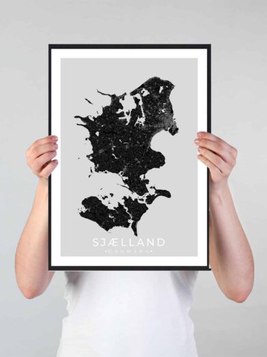Sjælland bykort i stilrent plakat design. Denne Sjælland byplakat er med sort baggrund og viser Sjælland kortet fra sin smukkeste side