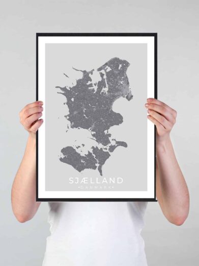Sjælland bykort i stilrent plakat design. Denne Sjælland byplakat er med grå baggrund og viser Sjælland kortet fra sin smukkeste side