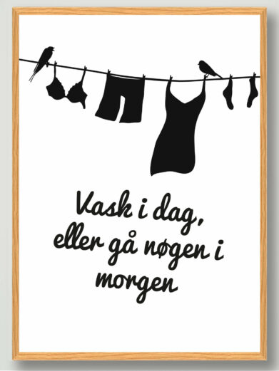 Citatplakat til badeværelset eller bryggerset med teksten "Vask i dag, eller gå nøgen i morgen" i egeramme
