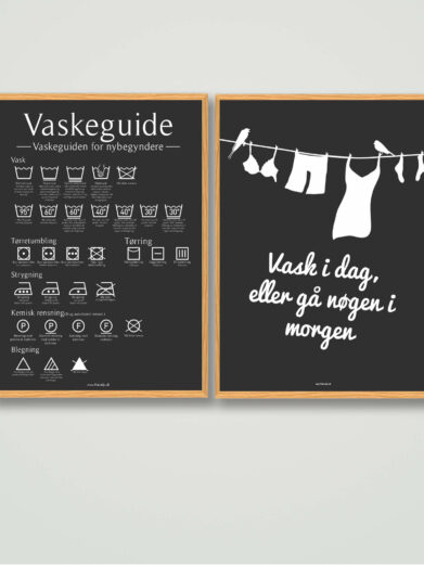 To plakater til badeværelset eller bryggers, der viser en vaskeguide og en citatplakat i enkelt design med hvid skrift på sort baggrund