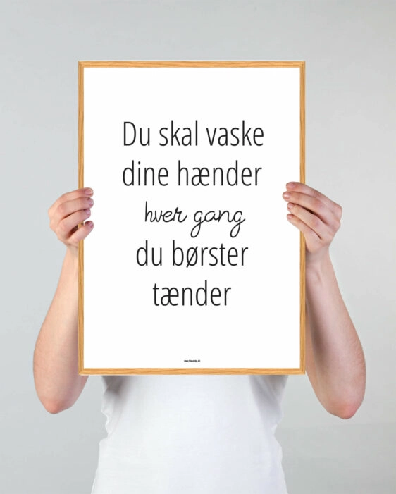 Vaskeplakat med sort skrift på hvid baggrund med teksten "Du skal vaske dine hænder hver gang du børster tænder" og egeramme