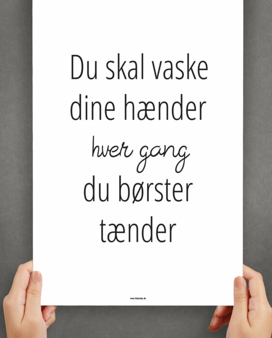Vaskeplakat med sort skrift på hvid baggrund med teksten "Du skal vaske dine hænder hver gang du børster tænder"