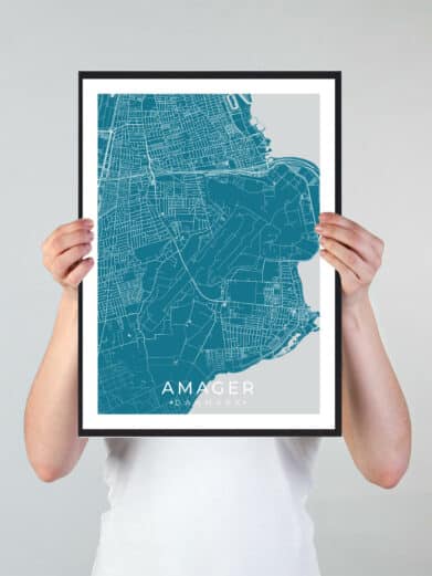 Amager bykort i stilrent plakat design. Denne Amager byplakat er med blå baggrund og viser Amager kortet fra sin smukkeste side