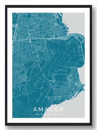 Amager bykort i stilrent plakat design. Denne Amager byplakat er med blå baggrund og viser Amager kortet fra sin smukkeste side