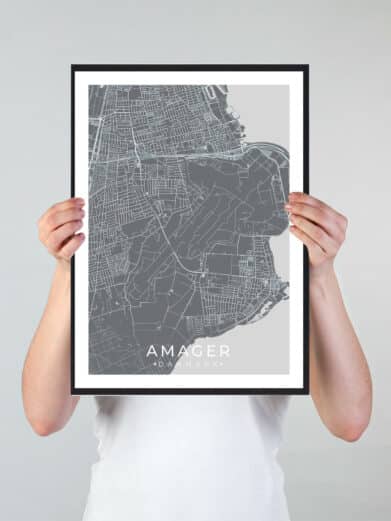 Amager bykort i stilrent plakat design. Denne Amager byplakat er med grå baggrund og viser Amager kortet fra sin smukkeste side