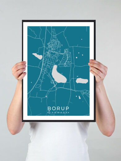 Borup bykort i stilrent plakat design. Denne Borup byplakat er med blå baggrund og viser Borup kortet fra sin smukkeste side