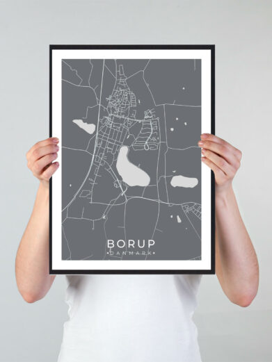 Borup bykort i stilrent plakat design. Denne Borup byplakat er med grå baggrund og viser Borup kortet fra sin smukkeste side
