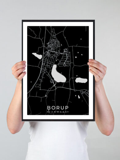 Borup bykort i stilrent plakat design. Denne Borup byplakat er med sort baggrund og viser Borup kortet fra sin smukkeste side