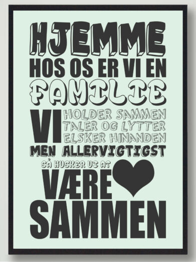 Hjemme-hos-os-er-vi-en-familie-plakat-mintgroen