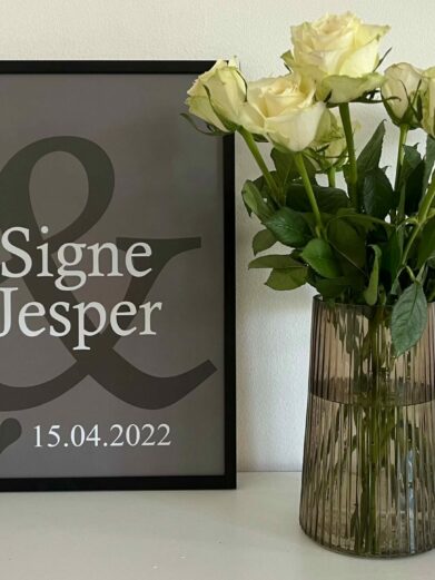 Kæreste plakat med dig og din partners navn samt datoen i fandt sammen. Plakaten kan også bruges som bryllupsplakat