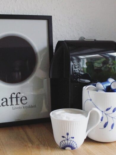 Kaffe plakat med grå baggrund. Kaffe mit morgenfix plakat