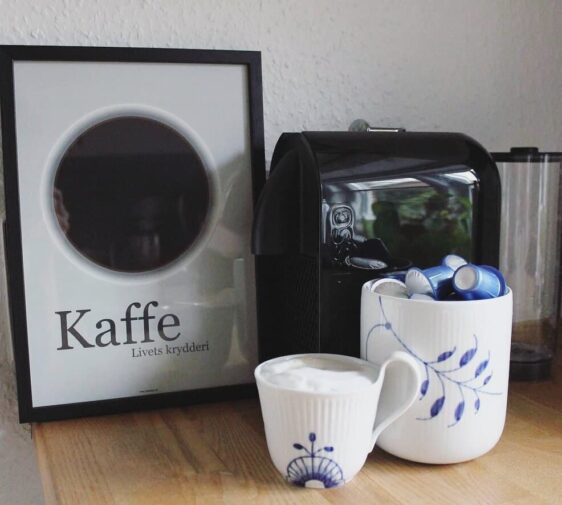 Kaffe plakat med grå baggrund. Kaffe mit morgenfix plakat