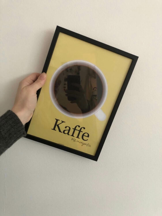 Kaffe plakat med gul baggrund. Kaffe mit morgenfix plakat