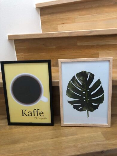 Kaffe plakat med gul baggrund. Kaffe mit morgenfix plakat