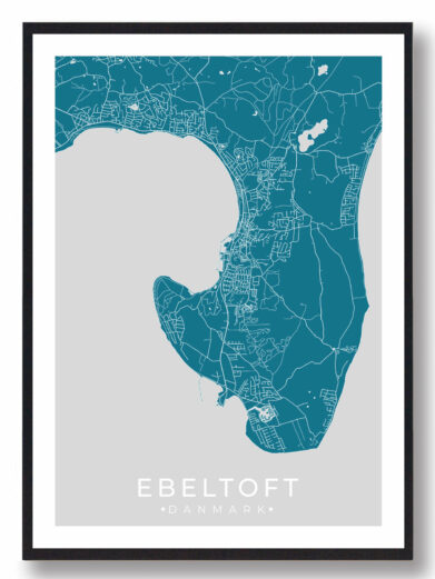 Ebeltoft plakat i stilrent design. Denne Ebeltoft byplakat er med blå baggrund og viser Ebeltoft fra sin smukkeste side