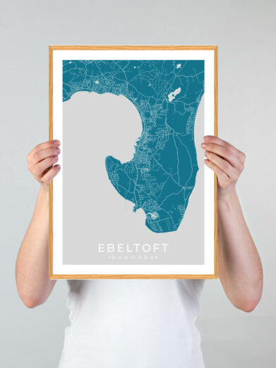 Ebeltoft by plakat med blå baggrund. Denne Ebeltoft plakat med området som motiv viser Ebeltoft fra sin smukkeste side