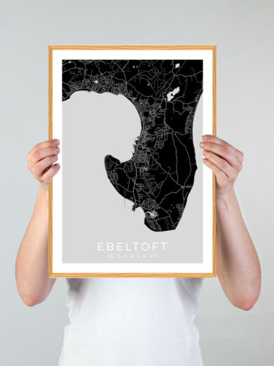 Ebeltoft by plakat med sort baggrund. Denne Ebeltoft plakat med området som motiv viser Ebeltoft fra sin smukkeste side