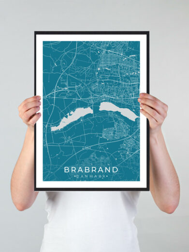 Brabrand bykort i stilrent plakat design. Denne Brabrand byplakat er med blå baggrund og viser Brabrand kortet fra sin smukkeste side