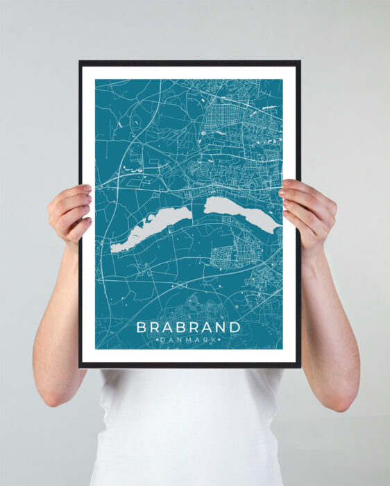 Brabrand bykort i stilrent plakat design. Denne Brabrand byplakat er med blå baggrund og viser Brabrand kortet fra sin smukkeste side