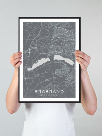 Brabrand bykort i stilrent plakat design. Denne Brabrand byplakat er med grå baggrund og viser Brabrand kortet fra sin smukkeste side