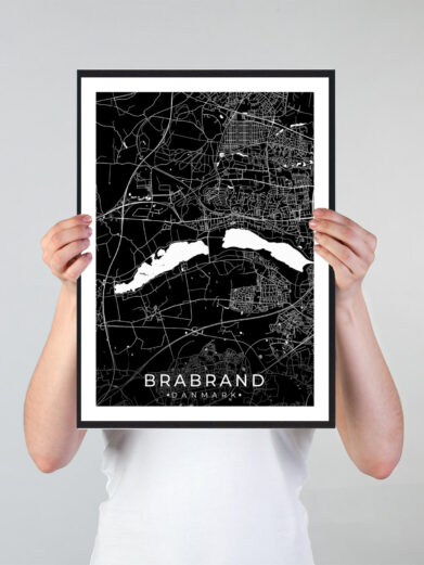 Brabrand bykort i stilrent plakat design. Denne Brabrand byplakat er med sort baggrund og viser Brabrand kortet fra sin smukkeste side