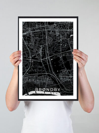 Brøndby bykort i stilrent plakat design. Denne Brøndby byplakat er med sort baggrund og viser Brøndby kortet fra sin smukkeste side