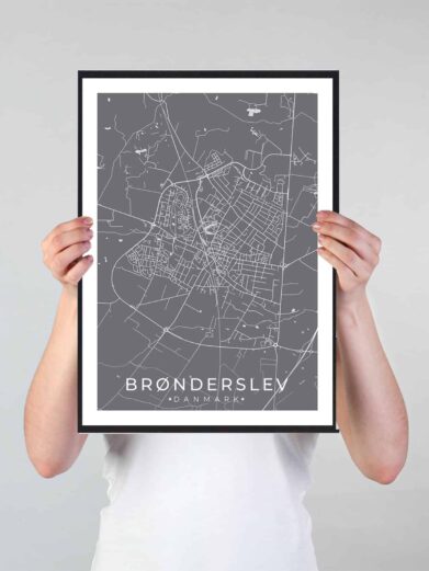 Brønderslev bykort i stilrent plakat design. Denne Brønderslev byplakat er med grå baggrund og viser Brønderslev kortet fra sin smukkeste side