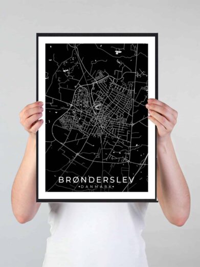 Brønderslev bykort i stilrent plakat design. Denne Brønderslev byplakat er med sort baggrund og viser Brønderslev kortet fra sin smukkeste side