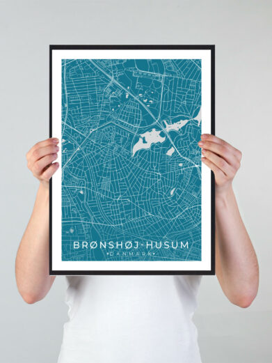 Brønshøj-Husum bykort i stilrent plakat design. Denne Brønshøj-Husum byplakat er med blå baggrund og viser Brønshøj-Husum kortet fra sin smukkeste side