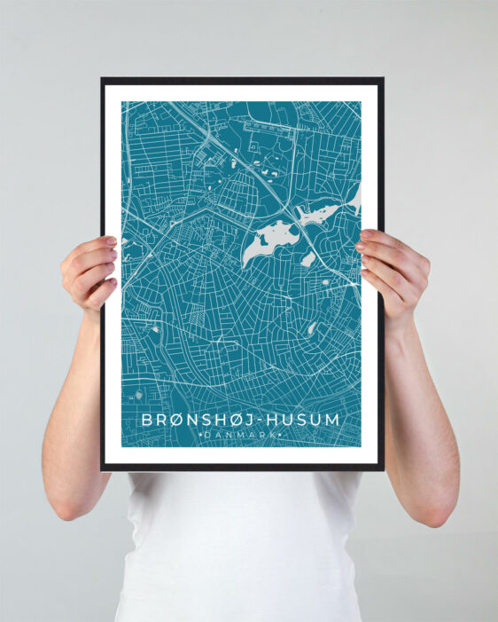 Brønshøj-Husum bykort i stilrent plakat design. Denne Brønshøj-Husum byplakat er med blå baggrund og viser Brønshøj-Husum kortet fra sin smukkeste side