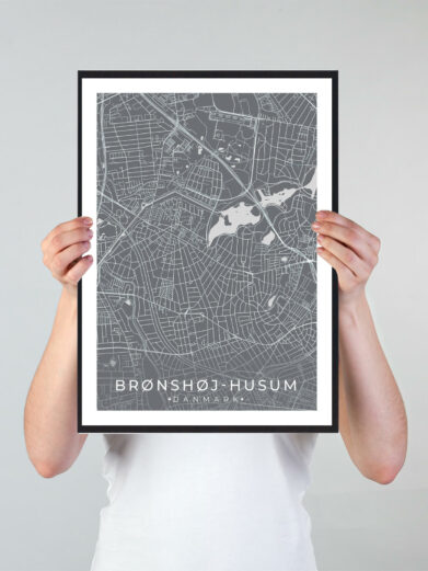 Brønshøj-Husum bykort i stilrent plakat design. Denne Brønshøj-Husum byplakat er med grå baggrund og viser Brønshøj-Husum kortet fra sin smukkeste side